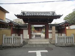 公園の向かいに西光寺が建っています。鎌倉時代の豪族、葛西三郎清重の居館跡で、1225年に創建されました。瓦屋根の山門の柱は赤茶色で趣があります。木造の本堂は瓦屋根の曲線がきれいです。次は工場見学を予約した北星鉛筆へ向かいました。
