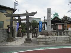 四つ木公園から東へ歩いた住宅街に渋江白鬚神社があります。拝殿は1848年に造営され、本殿は1916年に修理されたと案内に記されています。北星鉛筆の鉛筆神社と関係のある神社です。

