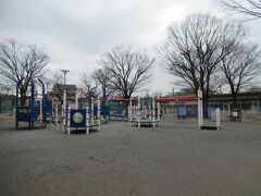 京成立石駅に向かう途中で渋江公園に寄りました。平和橋通りと奥戸街道が交わる場所に造られている公園で、園内にはテニスコートの他、幼児用アスレチック遊具や迷路、すべり台などがありました。
