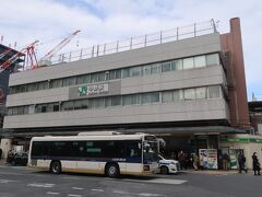 中野（なかの）駅



該駅は、明治２２年（１８８９年）４月１１日開業である。
該駅開業当初は現位置より名古屋方０．１ｋｍ地点に開設された。
該駅開設理由は列車交換施設であると同時に、妙法寺新井薬師参詣客目当だった事から、近隣居住人口は希薄であり、該駅開業当初に於ける乗降客数は僅少であり、雨天時等々天候不良時は乗降客ゼロも亦珍しく無かった。
明治２９年（１８９６年）に該駅北西部に存在する官有地に帝國陸軍鐵道大隊本部、通信隊、及び、気球隊が設置された事から、軍用貨物取扱業務が発生し、此の為に、翌明治３０年（１８９７年）６月１７日附で、該駅-鐵道大隊間１５０ｍに対し専用線が設置された。
因みに、該鐵道大隊は組織拡充の為に大正７年（１９１８年）に鐵道聯隊格上となり、同時に千葉県に移転し、鐵道第１大隊が千葉町、鐵道第２大隊が習志野町に移設時に北口開設。
該駅は、新宿-中野間複々線化工事に合せ、昭和４年（１９２９年）１１月１日附で東京方０．１ｋｍ地点に移転し、同時に第２代駅本屋が建築された。
新駅は旅客ホーム２本４線化され、更に駅本屋前駅前広場確保の為に、東南側０．１キロ地点に移転し、同時に南北駅前を東南側１３０ｍ、南北側計１５０ｍ、深度４ｍ堀下を実施し、一瞥すると恰も該駅は高架線上に存在するから如き心象を得るが、実際は現在に至るも地上設置駅である。
現駅本屋は昭和３９年（１９６４年）改築の第３代駅本屋である。
https://www.jreast.co.jp/estation/station/info.aspx?StationCd=1104