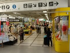 今日はこのまま帰るので、exit後はささっと器材洗って、干して、パッキングして着替えて、港まで送ってもらう。ちょっと忙しい。。
港には出港の1時間くらい前に着いたので、港でお土産物を物色。港入口が商店街みたいになっていて、商品は充実している。