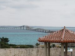 あいにくの天気で、空は白いが海は碧い。
せっかくの絶景ビューポイントなのに、電線が邪魔してる。