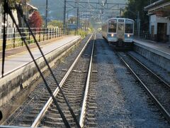 長野行［211系］が到着します。

■稲荷山駅
・1900年（明治33）開業。
・1985年（昭和60）無人駅となる。
・2013年（平成25）駅舎をリニューアル。