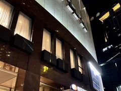 梅田芸術劇場、本日はミュージカル刀剣乱舞観劇です。
刀剣乱舞は若い子を中心に大人気の２.5次元舞台です。
ゲームを(見た目や喋り方もかなり忠実に)舞台化したコンテンツですが、刀剣乱舞はストーリーも素晴らしくてコロナ自粛期間に娘と一緒に配信を見て以来すっかりハマってしまいました。
今回わざわざ遠征して大阪で観劇するのはこの日しか抽選で当たらなかったから。

18時半開演、3時間を超える舞台を途中休憩を挟みながら楽しませてもらいました。
観劇は私の元気の源です！

梅田も日曜日は夜10時で閉まる店が多くて残念ながらこの後はビールなど買い込んでホテルに戻りました。
それでも充実した一日でした。