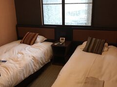 今夜の大阪の泊まりはハートンホテル北梅田です。
観劇が梅田芸術劇場なので最寄りホテルを選択。歩いてすぐで大変便利でした。

スタジオツインという、シングルの部屋にエキストラベッドが入ったお部屋。
エキストラベッドは思った以上に快適でしっかり眠れました。
全国旅行支援を使って2人で一泊6880円。
クーポンが2人で4000円分。
助かります。