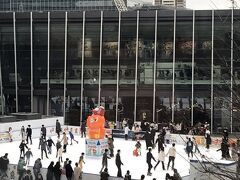 時間があったのでJR大阪駅方面へぶらぶら。
ルクア大阪、グランフロント大阪を一回り。
写真はグランフロントの特設スケートリンク。
梅田は日曜日なのでかなり賑わっていました。