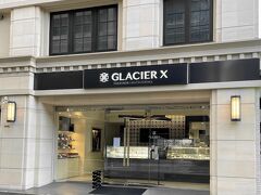 地下鉄「久屋大通駅」下車徒歩7分、ビルの1階にある「GRACIER X」さん。
まるでブティックのようなお洒落で素敵な外観が素晴らしい。
