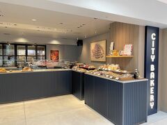 名古屋栄三越 B1Fに「ザ シティ ベーカリー」さんがオープンしました。
シックでお洒落な空間には、焼きたてのパンやサラダやデリなど豊富に揃っています。
