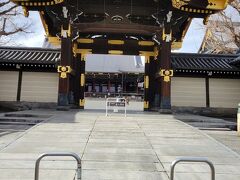 東本願寺に到着
東寺から歩いてしまいました。
阿弥陀堂門（唐門）明治４４年落成