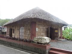 ロース記念館（入館無料）。ドイツ生まれで1869年に母島に来島、居住し、1878年に日本に帰化したフレデリック・ロルフス（通称ロース）。母島の開拓に力を尽くし、島内に石材を発見し、その利用法を普及させた。その石は「ロース石」と呼ぶようになり、耐火性があり加工しやすいことから家の壁、かまど、火鉢、七輪等に使われた。