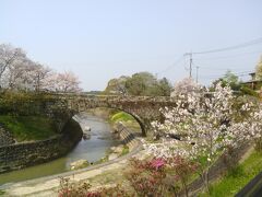 続いて熊本県荒尾市の岩本橋。大牟田市との境近くにある石橋です。

銀水駅で降りた和昌は自宅へ戻りますが、途中この橋を通ります。
映画はほとんどが福岡県大牟田市で撮影されていますが、ここだけは荒尾市（熊本県）になります。
実はこの橋、眼鏡橋ですが、左側は川の中州のような場所になっていて、行き止まりになっています。以前河川の改修工事などが行われたのだと思います。

私の下手な写真では伝わりにくいのですが、桜の季節は石橋とのコントラストが美しく、ここで撮影されたのも納得です。