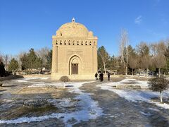 遊園地に隣接して見えてきたのが「イスマイール・サーマーニ廟」。

中央アジアに現存する最古の建築物。892～943年に建てられました。