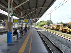 見学を終え、シャー・アラム駅へ。
1時間に1本しか電車がない。
周辺に何もない駅だが、1時間近く待ったかな。
