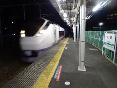 今度の特急電車「ひたち26号」はなんと仙台始発。
長いこと単線区間を走ってきたからか、３分程度の遅れ。