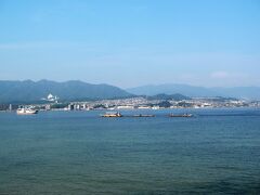 11:35 宮島に到着、宮島を観光。
11:58 厳島神社に向かって歩いていると、瀬戸内海を航行する連結船が見えた