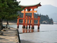 12:00 漸く厳島神社大鳥居が見えて来た
港に着いた時は、まだ、潮が退く前だった。