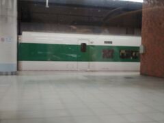 大宮まで　順調に走行してましたけど
車掌さんから　アナウンスが入り
前の列車の　急病人を上野で対応してるので
東京へは予定より9分遅れて到着です　とのことです
マジかー　予定の10:00発の踊り子に乗れないかも
って思ってると　上野で懐かしい団子っ鼻のやつを発見します
グリーンのラインの　東北新幹線です
慌てて　写真を撮ったけど
これしか写せませんでした
JR 150周年だそうなので　イベント用ですかね
また上野に居るのが　いい感じです