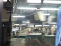 10:00少し前に　東京に到着します
タッチの差で　10:00の踊り子に乗れなかったので
10:02発の　熱海行きに乗りました
そしたらまたまた　先を走る列車の異音のため
品川でストップします
京浜東北線にお乗り換えを　とのことなので
初めて品川で降りて　乗り換えます
何とか乗り換えて　ほっと一息です
何時に着くかな？