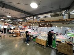 道の駅の裏手にある『糸満漁業協同組合 お魚センター』。