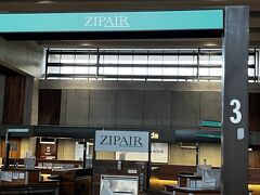 ホノルル国際空港のZIPエアーのチェックインカウンター。