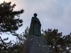 桂浜に来ました。時刻は16時を過ぎて、途中綺麗な夕陽が見えました。桂浜からは落ちる夕陽が見れなくて残念。お久しぶりです、竜馬様。昔は浜から眺めた気がする。