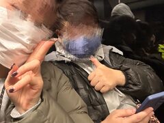 飛行機の座席が隣だったベトナムの女性と
お話してて、この方も同じ駅のホテルだったので
一緒に電車で向かうことになりました！
２０日間ぐらいかけて一人旅をするそう！