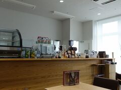 　１１時を回ったので、ミュージアムキッチン「ハルカフェ」で一休み。GoogleMAPで簡単に席の予約ができるので、混み合う時間に行く時は先手を打っておきましょう。
　仕切りのあるボックス席あり、窓を向いたカウンター席ありで、いろんな客層に対応してます。
