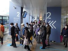 　片田江で乗り換えてもよかったんだけど、雨が降りそうだったし、時間もあったので佐賀駅バスセンターまでやって来ました。
　さすが無料デー、いつにない賑わいです。SNSではさほど話題になっていなかったので心配してましたが、それなりに認知されているみたい。
