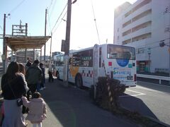 10:05 三田駅バス停

イオンとアウトレットへ向かうバスは行列が。
なお神戸電鉄軽油でアウトレットへ行く際は、道場駅からバスで行く方が早くて空いていると思います。




