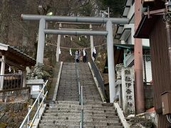 下からも眺めたいですがそれは後回しにしてまずは上にある伊香保神社にお詣り。