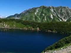 そこから歩いて行くと…、発見！
これが立山の見所の一つ、
"ミクリガ池"だヨ！