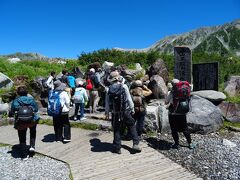 何やら人だかりが…、
"立山玉殿の湧水"だっテ！