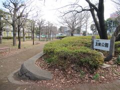 東八道路沿いに建つ農業公園へ
三鷹市民が農業について学び、自然に触れあうことを目的として造られた公園です。実際に農業者の畑で指導を受けながら花や野菜を育てる体験農園を行っています。コロナ禍の前はBBQ広場がありましたが、現在の利用は中止しています。園内には三鷹緑化センターもあり買い物ができます。

三鷹にあるいくつかの施設を巡りましたが、どこも無料で利用することができ、財布に優しい街という印象を持ちました。