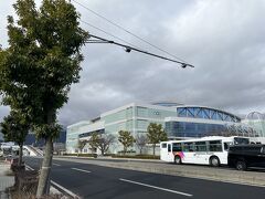 ビッグハットは長野オリンピックの時にはアイスホッケーの会場だったんですね。オリンピックマークがついていました。右端に写っているバスは乗って来たバスです。
美術館へは来た方向へ1ブロックほど戻ります。