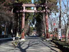 12時過ぎに真岡市に入りナビ君の誘導で大前神社にやってきました。右手が五行川で川岸に大鳥居から参道が続きます。