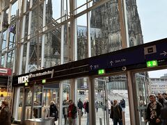 Frankfurt Hauptbahnhof
↓ ICEで約1時間
Köln Messe
↓Sバーンで1駅　2分
Köln Hbf

Köln駅を出るとすぐにケルン大聖堂が！！
