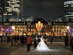 行幸通りでは、ライトアップされた東京駅赤レンガ駅舎をバックに結婚式の前撮り撮影をする方も