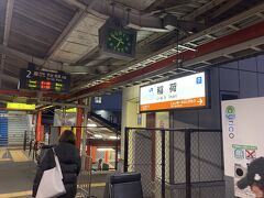 7時前にJR奈良線 稲荷駅に到着。
まだ薄暗い中ですが、外国人観光客の方々を中心にパラパラと人がいます。
