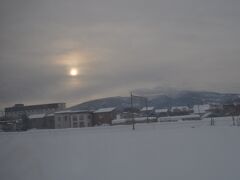 　留萌線列車に乗っています。雪のため、留萌駅出発が遅れ、深川駅には25分遅れくらいで到着しそうです。
　これから乗る予定の稚内行き宗谷号には時間に余裕があります。
　当初、翌日朝に留萌線を往復してライラック号で札幌へ向かう予定にしていましたが、遅れて乗り継げなかったら大変なことになっていました。