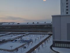 　結局、早い夕食を終えホテルに戻ったら、外へ出るのがおっくうになってそのままホテルに滞在しました。見たいテレビドラマもあったし(笑)
　私にしては珍しいホテル滞在時間でした。
　翌朝、ホテルから駅舎を眺めます。
　天気は良さそうです。