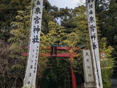 最初の目的地、来宮神社にお参りします。
あいにくのお天気ですが年明け間もないので初詣の人たちで賑わっていました。
