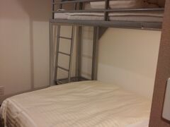 部屋は7階です
昨年10月に　山形で泊まった時と同じ
二段ベッドの　スーパールームです
ここのは　二段目に上がる梯子の最後に
部屋の梁がかかってて　気を付けないと頭を直撃しそうです
要注意
