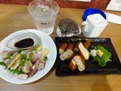 《22:00》「だいやめ」と鳥刺しとさつまあげ、そして、美味しそうなおにぎりを食べて、３日目終了