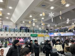 タシケント国際空港（イスラム・カリモフ・タシケント国際空港）にて、なんだかやっぱりキラキラした空港です。