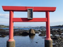 石の上を時々滑って転びそうになって、たどり着いた～。この岩は雲仙の噴火で飛んできたと思われるそうです。