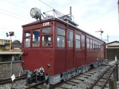 駅のホームの外に並行するレールが敷かれている。その先には古めかしい列車が展示されていた。細長の顔なので、昔この地を走っていた電車なんだろう。