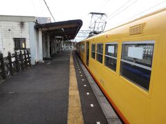 楚原駅で下り列車とすれ違いでしばし停車。