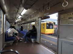 東員駅あたりから乗客がだんだんと増えてきた。学生さんが多いかな？。