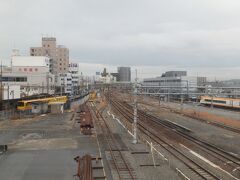 三岐鉄道・西桑名駅を出て桑名駅へ。橋上駅の通路からの眺め。