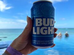 さあ！カバナに戻って
朝ビールスタート

未だ、エッジバー始まって無いので
部屋からバドライト持参

